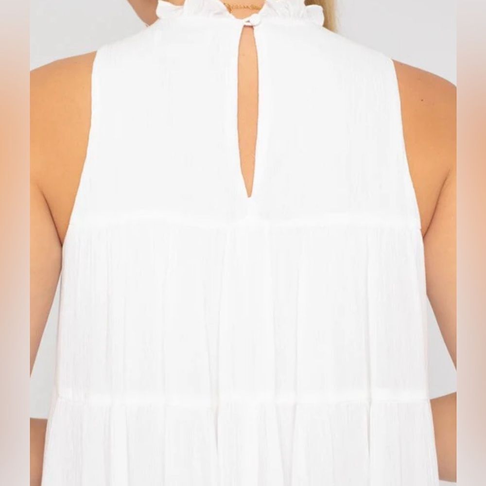 Gilli NWT Sleeveless Ruffle Neck Tiered Dress White Size Medium - Picture 5 of 6